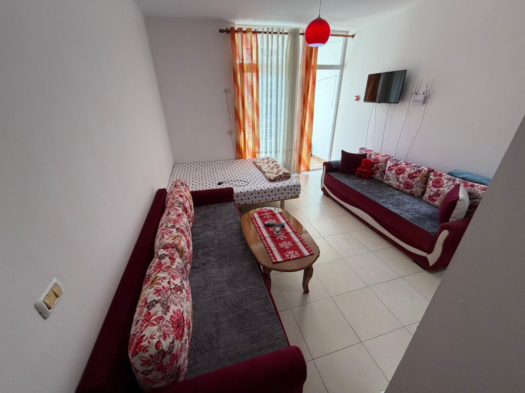 Garsoniere ne shitje, Astir