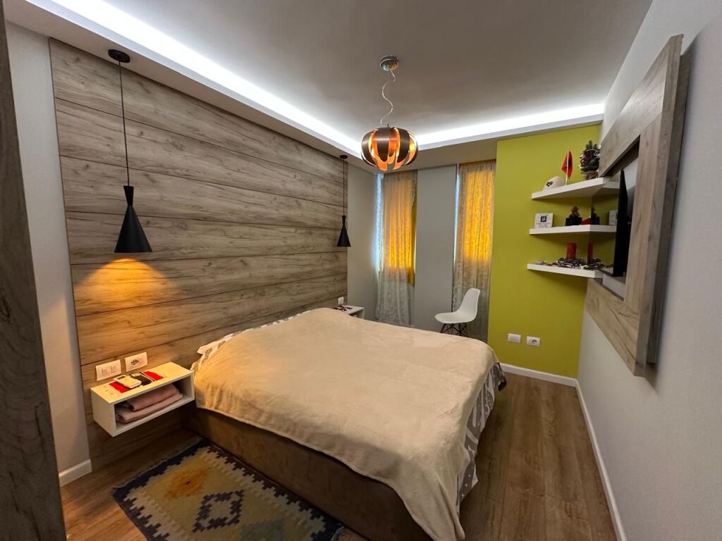 🏢Rruga e Bogdaneve ,jepet me qera apartament 2+1i mobiluar.1,000Euro