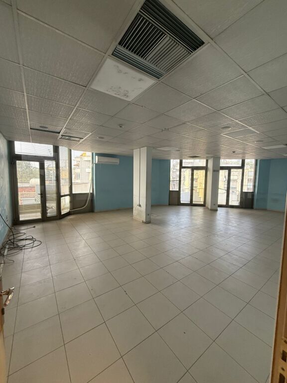 Jepet Zyrë me Qera – Sheshi Wilson 🏢