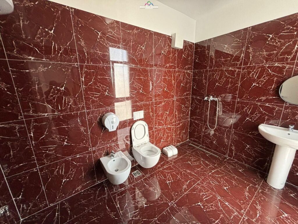 Zyre Me Qera Tek Komuna e Parisit ( ID BZ2857) Tirane