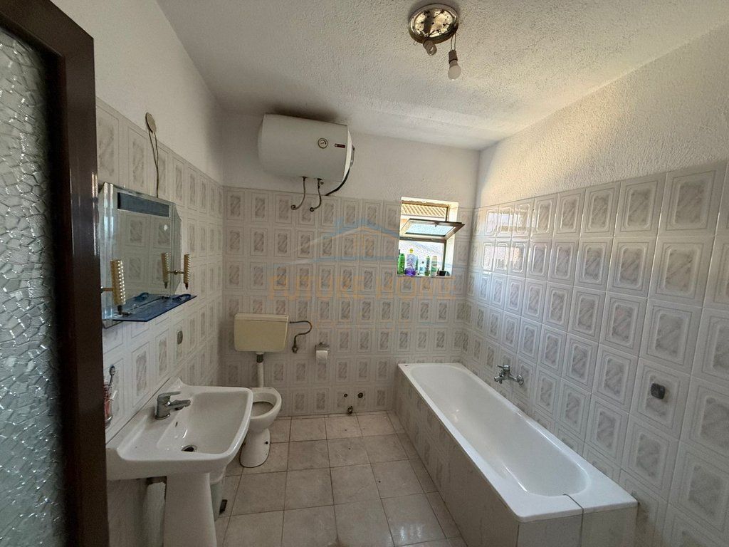 Shitet ,Shtëpi 3 - Katëshe ,Lagjia 1  ,Pogradec