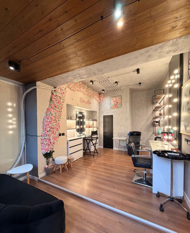 Shitje | Biznesi Parukeri Estetike | Bulevardi Dëshmorët e Kombit | 8500 €