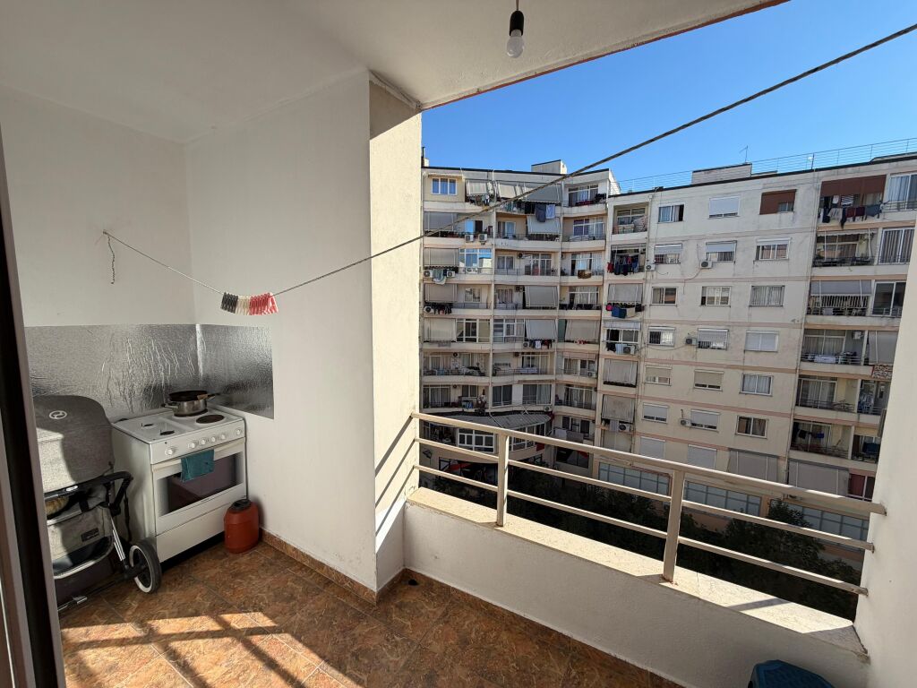 Garsoniere ne shitje, Astir