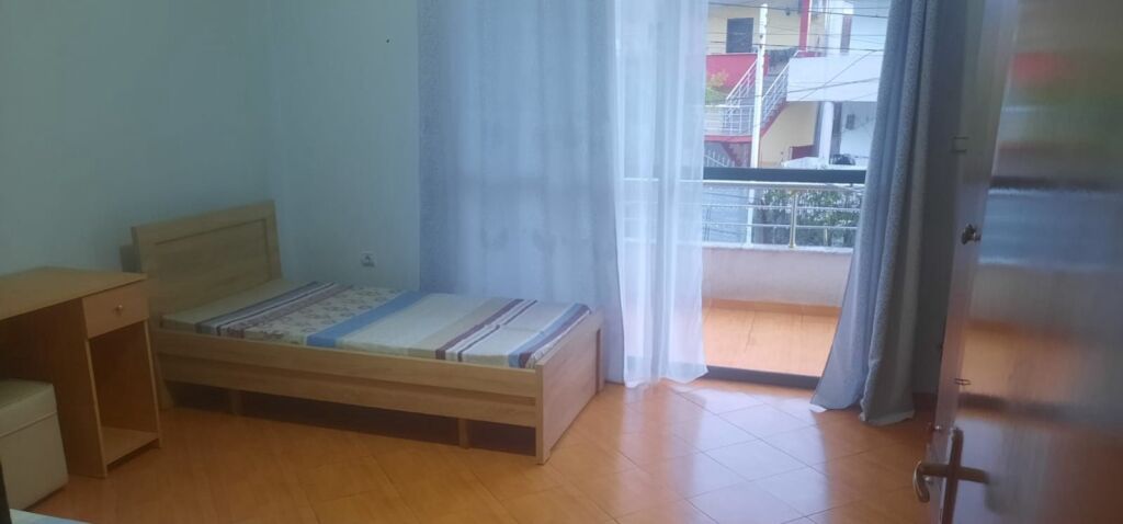 Affittasi ingresso 2+1 2° piano di una villa, via Arben Broci, Città Studentesca vicino Ana Market 450 mila lek