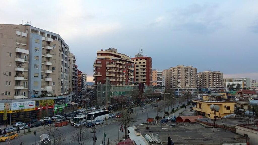 In vendita, appartamento 2+1+2+posto auto, Unaza e Re, Tirana.