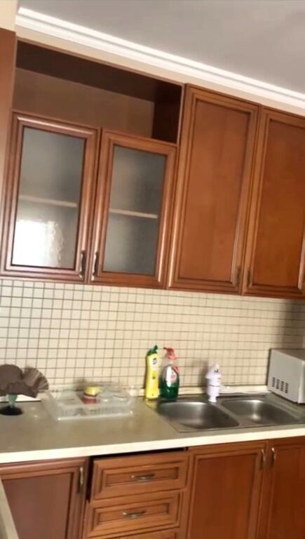 Rruga e Durresit,prane Ambasades Jugosllave jepet me qera apartament 1+1,i mobiluar.55,000Leke     