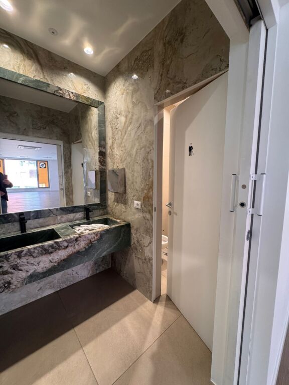 Zyre me qera prane Hiltonit