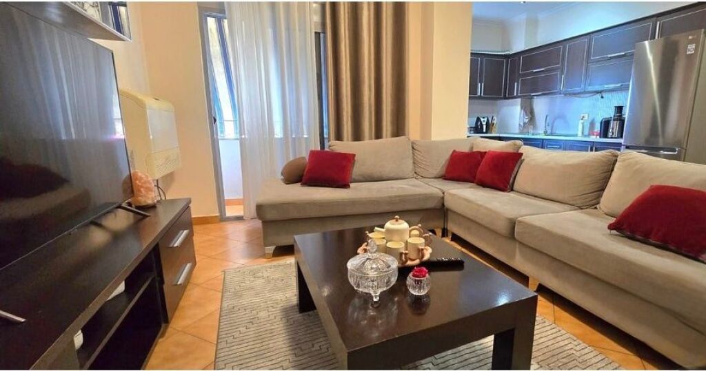 Shitet Apartament 2+1+2 me dy ballkone ne Rrugen JORDAN MISJA