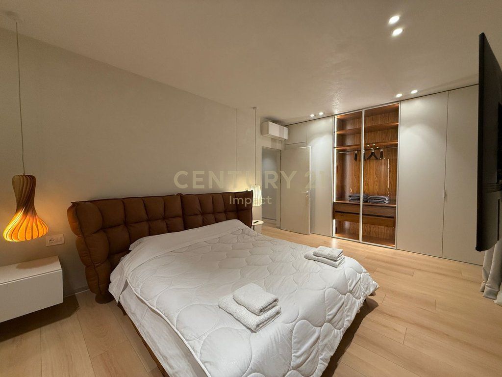 Shitet vilë luksoze Big Twin me pishinë private në Green Coast 1, Palasë