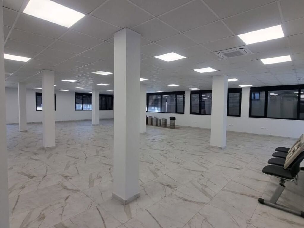 Affittasi super unità commerciale vicino a TEG