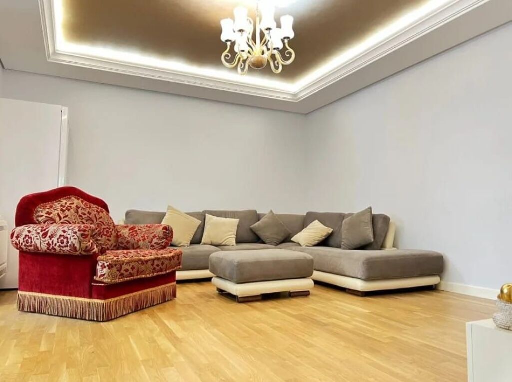 2+1,i mobiluar te rruga bardhok biba,qender,1000 euro