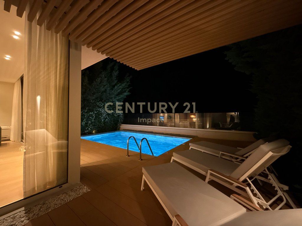 Shitet vilë luksoze Big Twin me pishinë private në Green Coast 1, Palasë