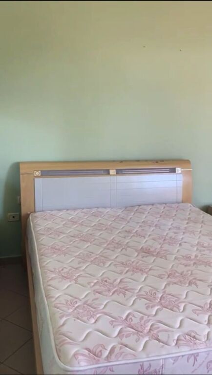 Rruga e Durresit,prane Ambasades Jugosllave jepet me qera apartament 1+1,i mobiluar.55,000Leke     