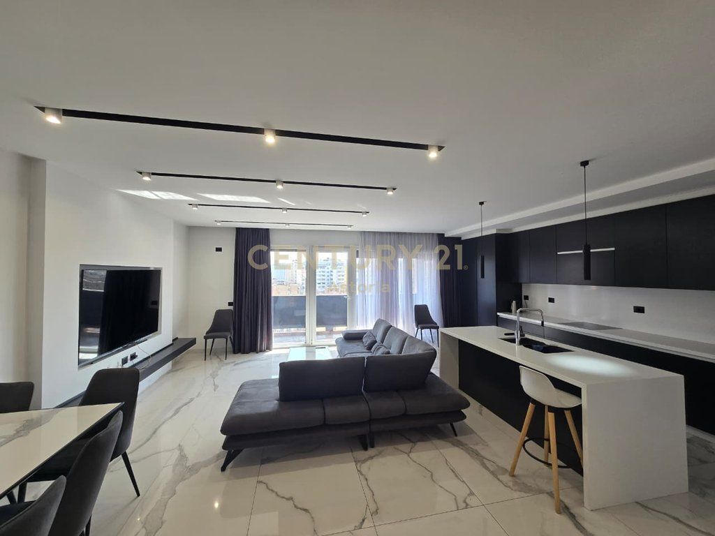 Shitet apartament modern 2+1+2 në zonën e Ish Hipotekës