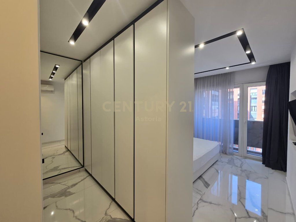 Shitet apartament modern 2+1+2 në zonën e Ish Hipotekës