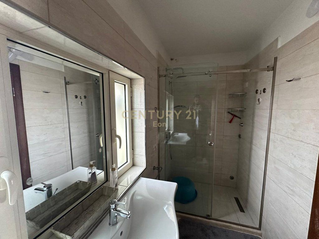 JAPIM ME QIRA APARTAMENT 3+1+2 ME PAMJE DETI NE VOLLGA DURRES !