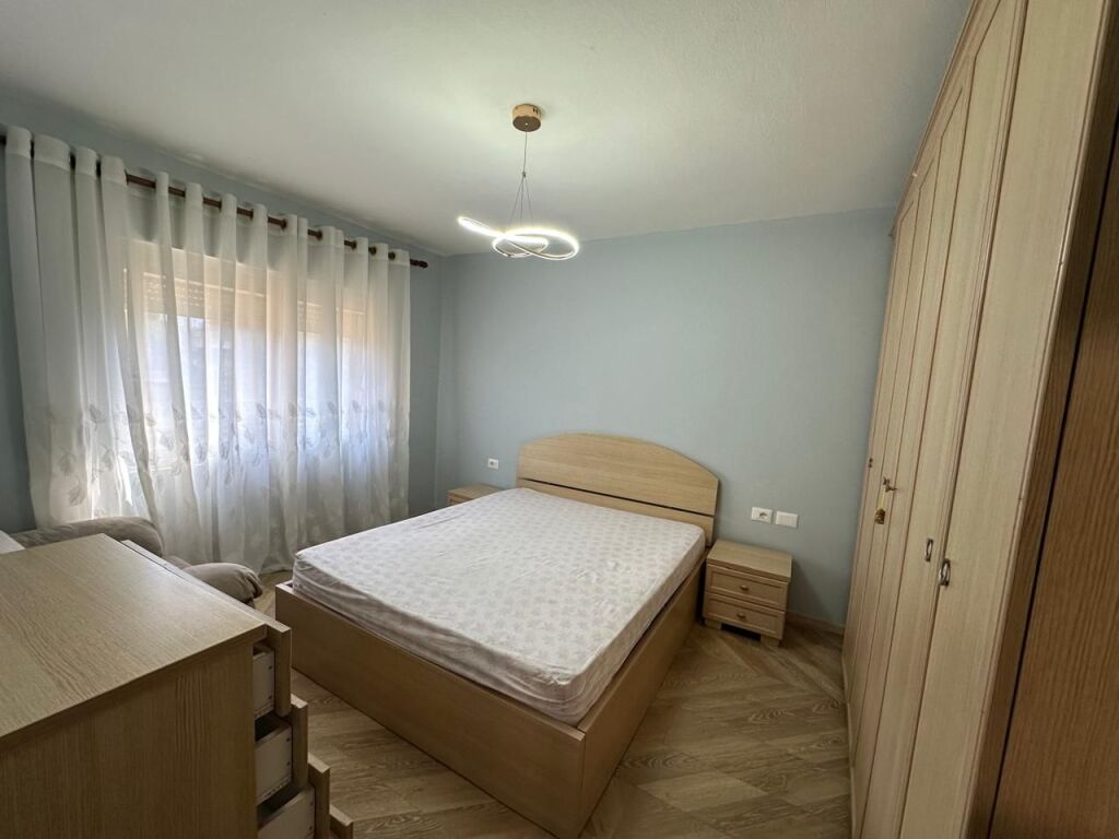 🏢Pak minuta larg Ambasades Amerikane jepet me qera apartament 1+1,i mobiluar. 50,000Leke      