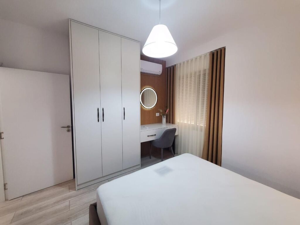 Shitet Apartament,1+1 në Plazh,Durrës.