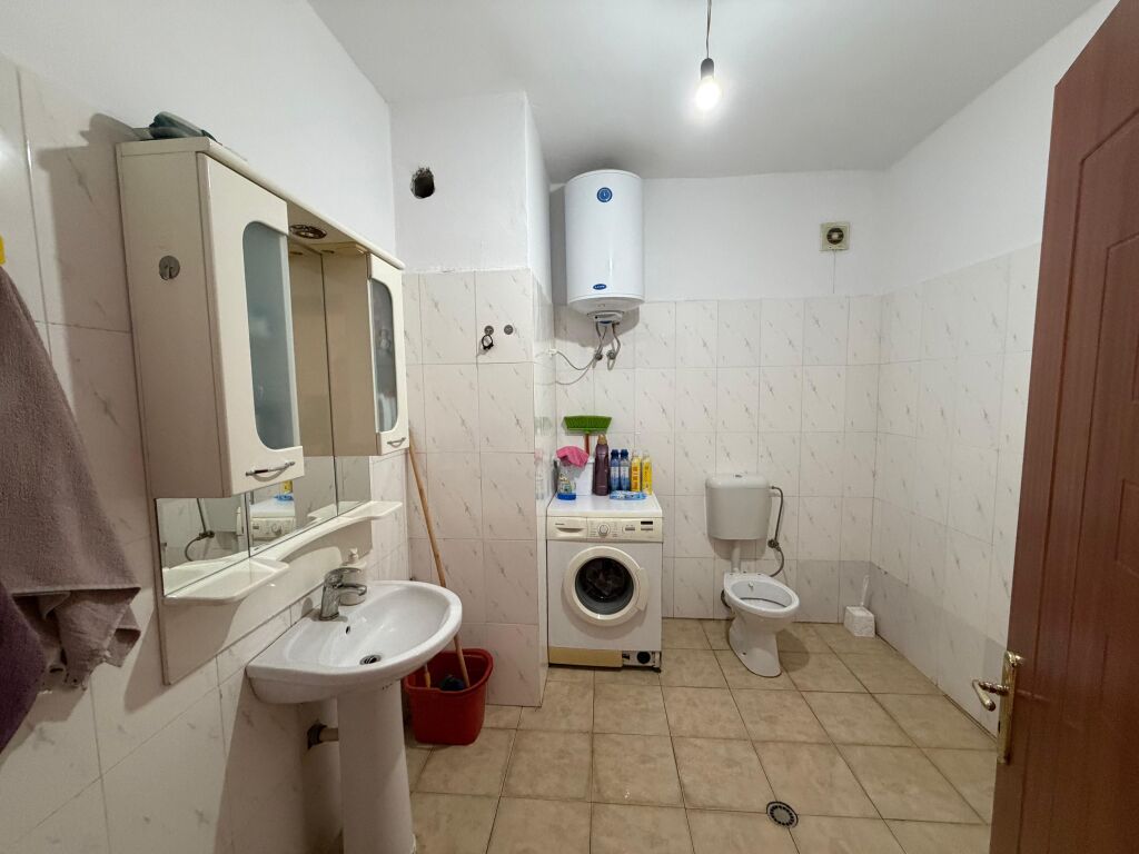 Garsoniere ne shitje, Astir