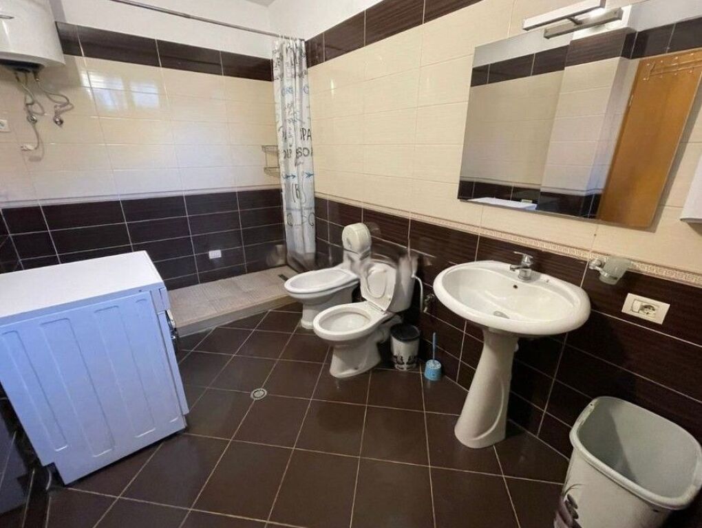 Shkolla e kuqe - Jepet 2+1 + 2 Parkime Kati 1 I Nje Vile