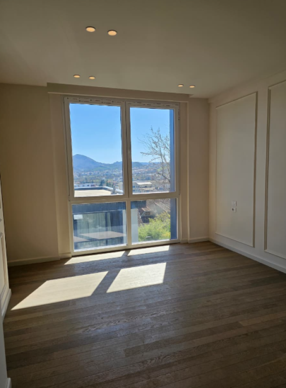 ▫️ SHITET APARTAMENT 3+1 – PRANË TEG