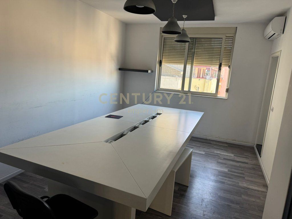 Jepet me qira zyrë përballë Kompleksit Delijorgji, në zonën e Ish Parkut