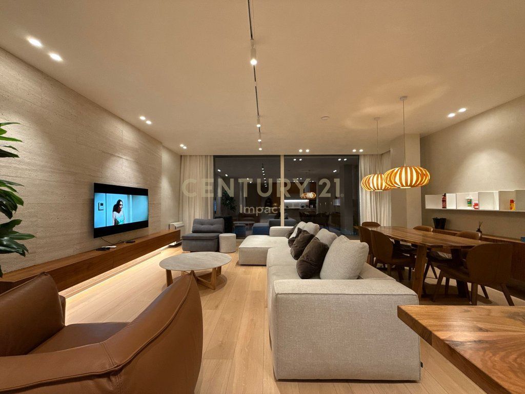 Shitet vilë luksoze Big Twin me pishinë private në Green Coast 1, Palasë