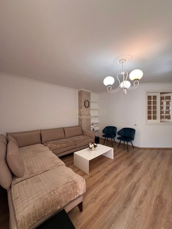 Jepet me qira ambient për biznes pranë 9-Katësheve, në një nga zonat më qendrore dhe të aksesueshme të Tiranës.