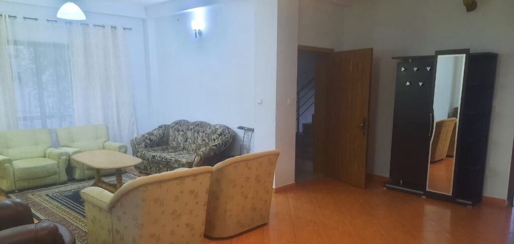 Affittasi ingresso 2+1 2° piano di una villa, via Arben Broci, Città Studentesca vicino Ana Market 450 mila lek