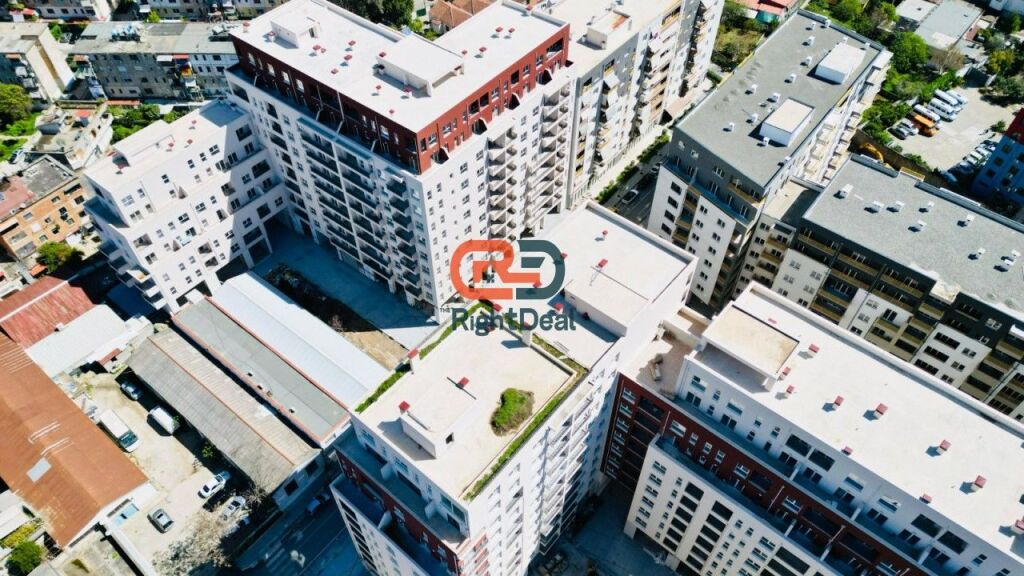 Ne Laprake, Tek Kompleksi Aura, Shitet Post Parkimi !!!