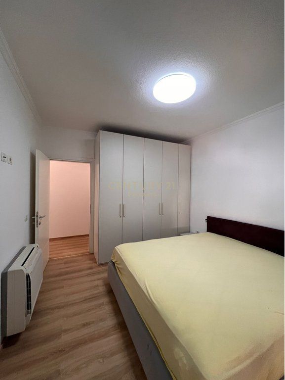 Jepet me qira ambient për biznes pranë 9-Katësheve, në një nga zonat më qendrore dhe të aksesueshme të Tiranës.