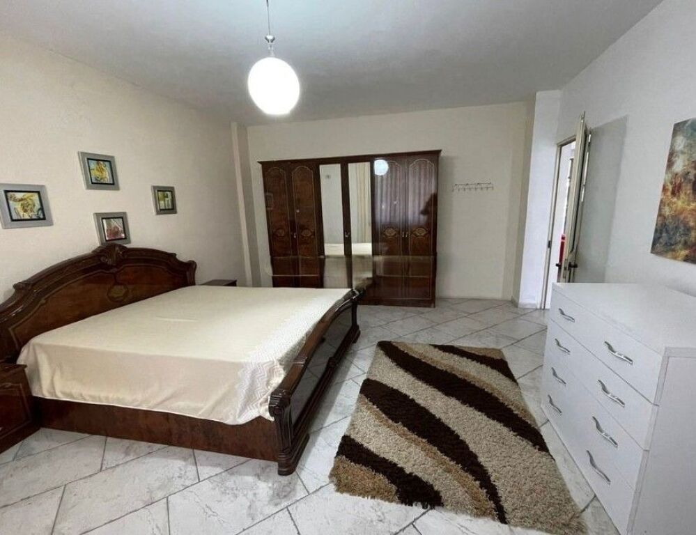 Shkolla e kuqe - Jepet 2+1 + 2 Parkime Kati 1 I Nje Vile