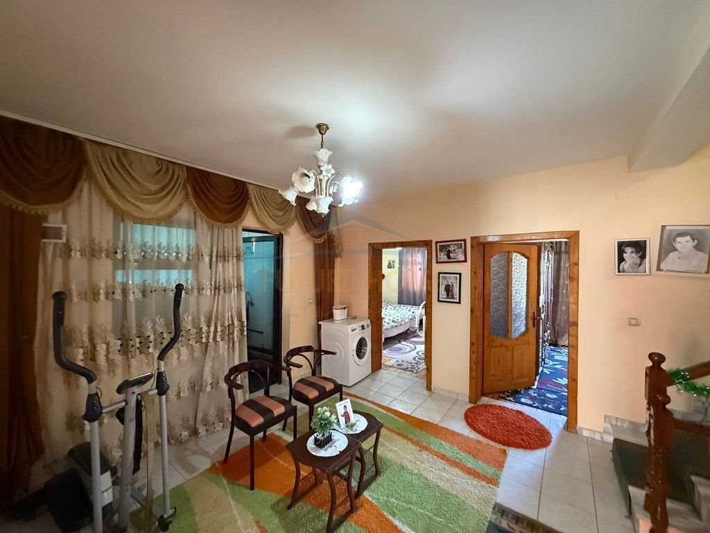 Shitet ,Shtëpi 3 - Katëshe ,Lagjia 1  ,Pogradec