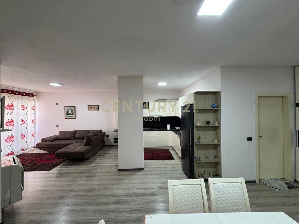 APPARTAMENTO 2+1 IN AFFITTO VICINO A GRAND GALLERY A YZBERISHT! 580 € /Mese Sup. Totale 106m2