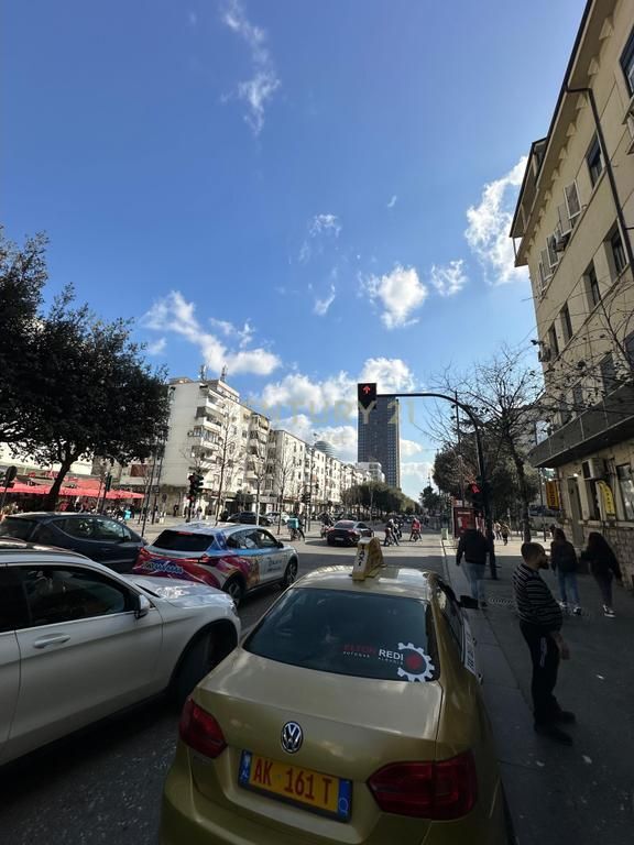 In vendita 2 appartamenti 2+1 in Viale Zogu I