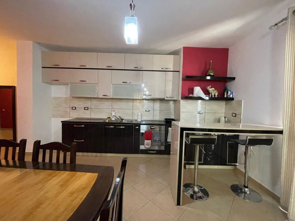 Apartament 2+1+Verande per shitje tek Big Market Yzberisht.