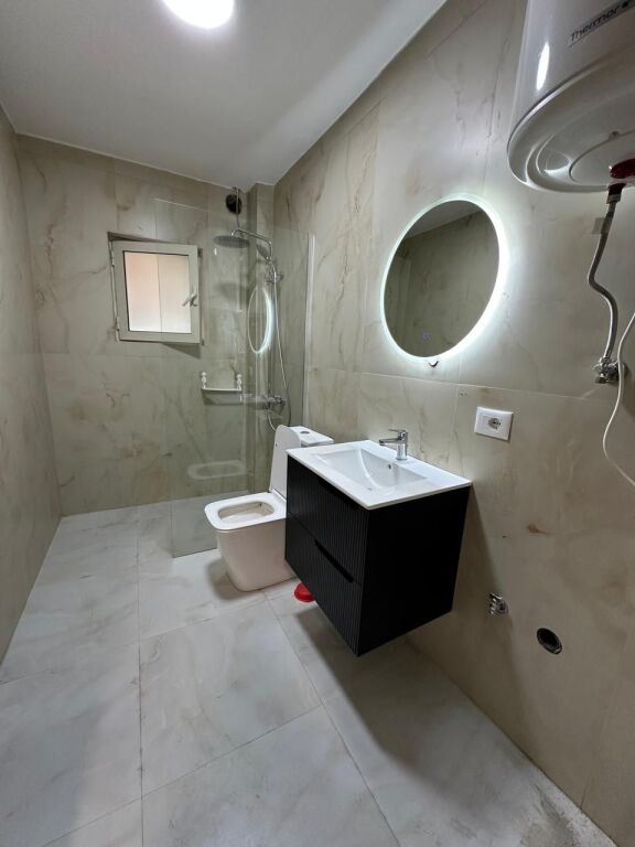 🏢Pak minuta larg Ambasades Amerikane jepet me qera apartament 1+1,i mobiluar. 50,000Leke      