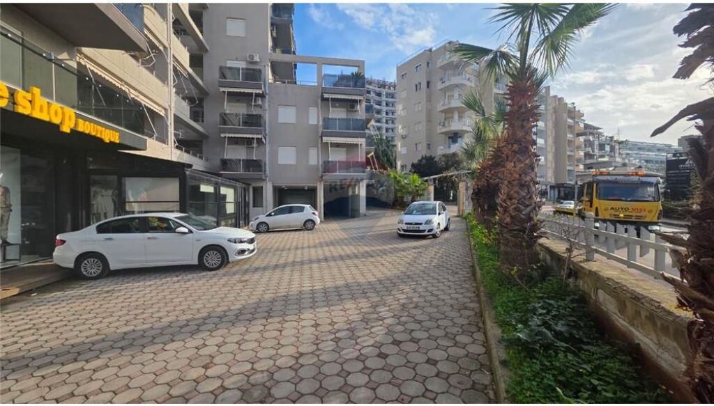 Garsoniere ne shitje , prane Marina Bay