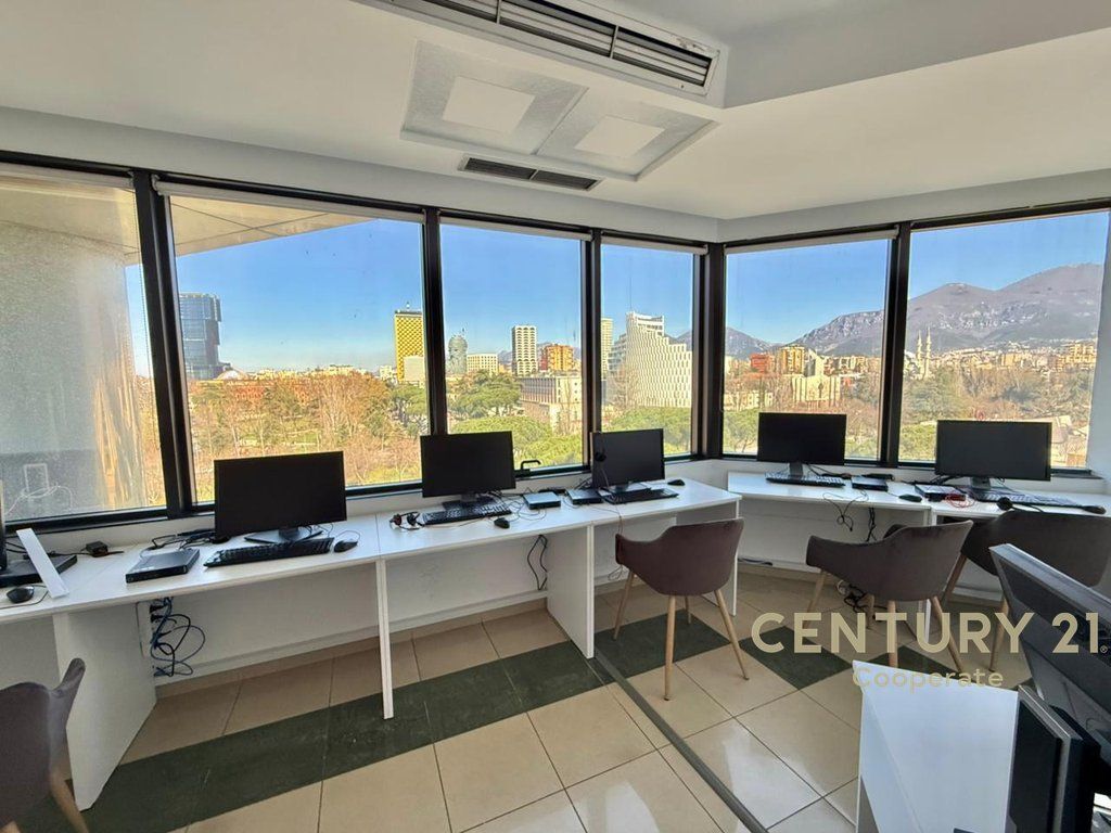 Jepet me qira zyrë tek Kullat Binjake, në Bulevardin “Dëshmorët e Kombit”,