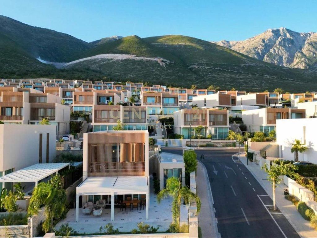 Shitet vilë luksoze Big Twin me pishinë private në Green Coast 1, Palasë