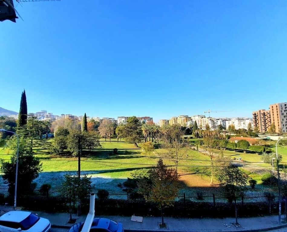 2+1+2  per qera kopshti botanik