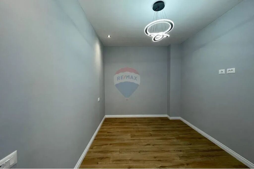 Apartament - Për Shitje - Rruga 5 Maji, Tiranë