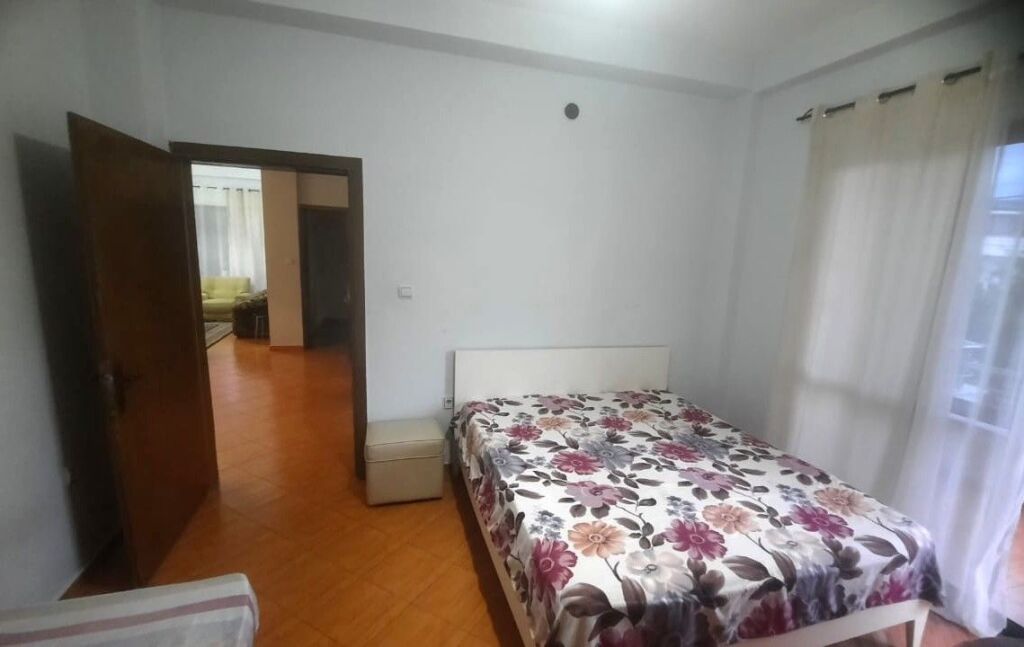 🏠Qyteti Studenti,Rruga Arben Broci jepet me qera kati i II-te i nje vile,2+1,i mobiluar.45,000Leke