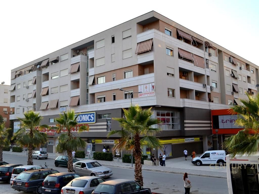 Shitet apartament 3+1+2 në Komunën e Parisit – Rruga "Tish Dahija" 300,000 € Sip. Totale  152m2