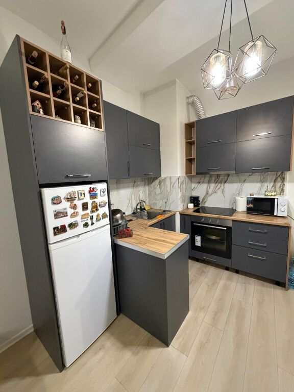 Kontakt 21 Dhjetori - Jepet Me Qera 1+1