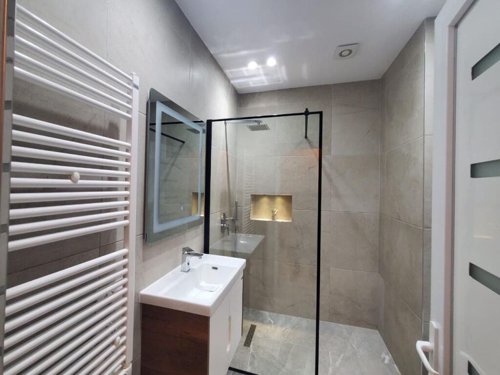 Shitet Apartament,1+1 në Plazh,Durrës.