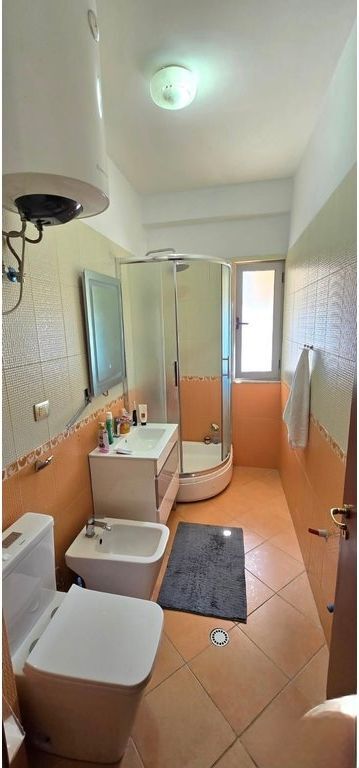 Shitet Apartament 2+1+2 me dy ballkone ne Rrugen JORDAN MISJA