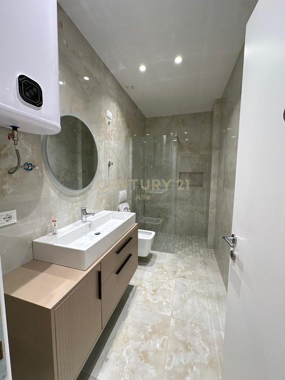 Jepet me qira ambient zyrash në Rezidencën Lake View