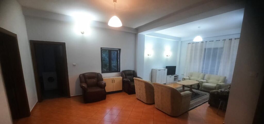 Affittasi ingresso 2+1  2° piano di una villa, via Arben Broci, Città Studentesca vicino al mercato Ana 450 mila lek