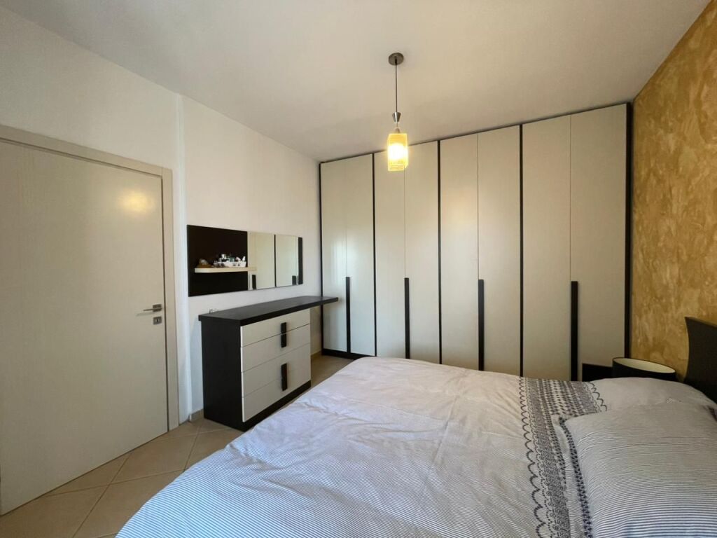 Apartament 2+1+Verande per shitje tek Big Market Yzberisht.